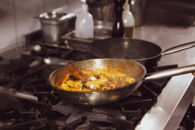 soba yangın pişirme makarna ile pota