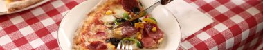 Lezzetli karışık İtalyan pizzası.