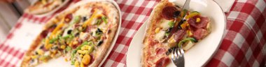 Lezzetli karışık İtalyan pizzası.