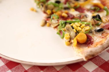 Lezzetli karışık İtalyan pizzası.