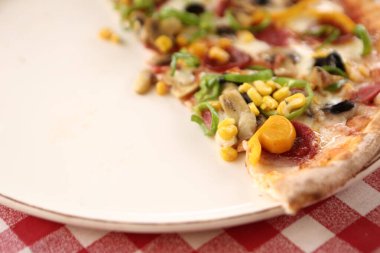 Lezzetli karışık İtalyan pizzası.