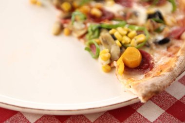 Lezzetli karışık İtalyan pizzası.