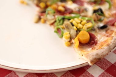 Lezzetli karışık İtalyan pizzası.