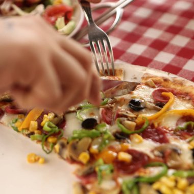 Lezzetli karışık İtalyan pizzası.