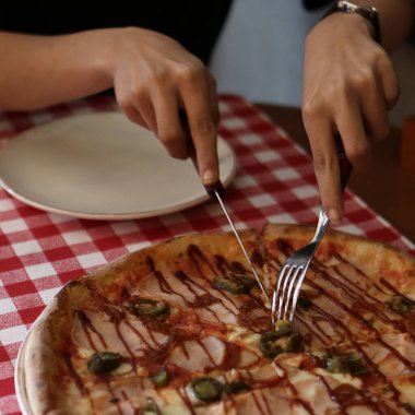 Lezzetli karışık İtalyan pizzası.