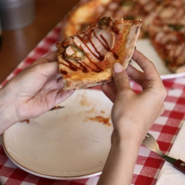 Lezzetli karışık İtalyan pizzası.