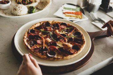 Lezzetli karışık İtalyan pizzası.
