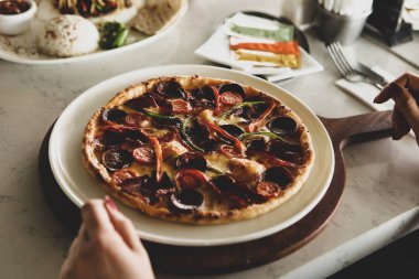 Lezzetli karışık İtalyan pizzası.