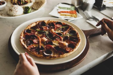 Lezzetli karışık İtalyan pizzası.