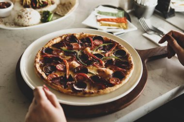 Lezzetli karışık İtalyan pizzası.