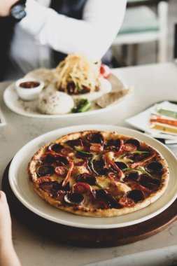 Lezzetli karışık İtalyan pizzası.