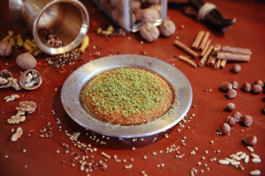 Türk tatlısı, kunafa, kaday fıstığı tozu ve peynirli sıcak yenilen tatlı