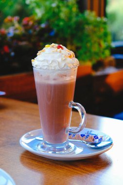 Sütlü buzlu kahve. Buzlu kahve. Elinde bir bardak buzlu kahve tutan kadın..