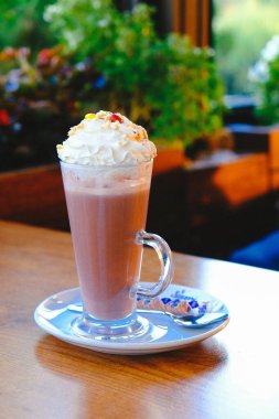 Sütlü buzlu kahve. Buzlu kahve. Elinde bir bardak buzlu kahve tutan kadın..