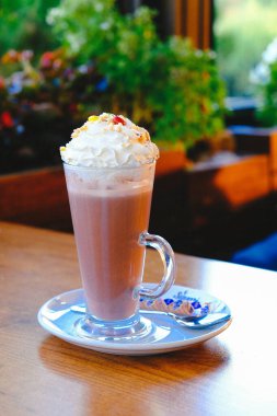 Sütlü buzlu kahve. Buzlu kahve. Elinde bir bardak buzlu kahve tutan kadın..