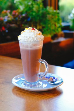 Sütlü buzlu kahve. Buzlu kahve. Elinde bir bardak buzlu kahve tutan kadın..