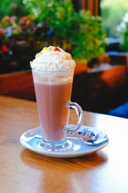 Sütlü buzlu kahve. Buzlu kahve. Elinde bir bardak buzlu kahve tutan kadın..