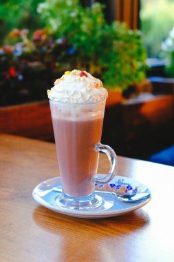 Sütlü buzlu kahve. Buzlu kahve. Elinde bir bardak buzlu kahve tutan kadın..