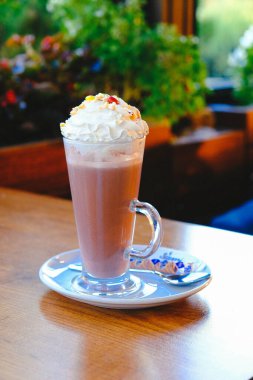 Sütlü buzlu kahve. Buzlu kahve. Elinde bir bardak buzlu kahve tutan kadın..