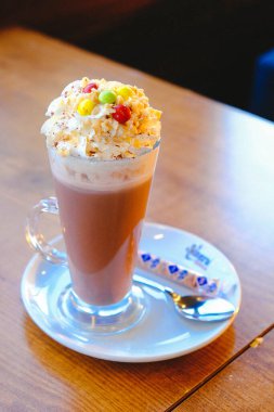 Sütlü buzlu kahve. Buzlu kahve. Elinde bir bardak buzlu kahve tutan kadın..