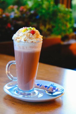 Sütlü buzlu kahve. Buzlu kahve. Elinde bir bardak buzlu kahve tutan kadın..