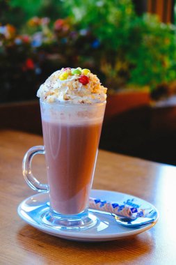 Sütlü buzlu kahve. Buzlu kahve. Elinde bir bardak buzlu kahve tutan kadın..