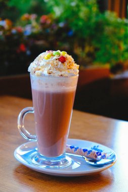 Sütlü buzlu kahve. Buzlu kahve. Elinde bir bardak buzlu kahve tutan kadın..