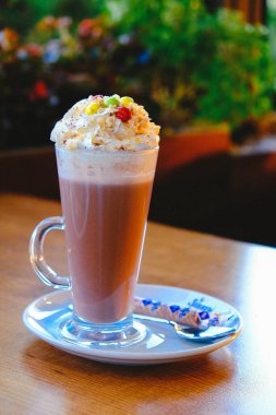 Sütlü buzlu kahve. Buzlu kahve. Elinde bir bardak buzlu kahve tutan kadın..