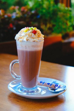 Sütlü buzlu kahve. Buzlu kahve. Elinde bir bardak buzlu kahve tutan kadın..