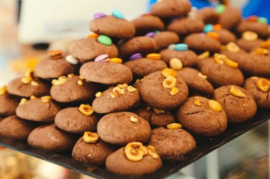 Bir grup çeşit kurabiye. Çikolata parçacıklı, yulaflı, kuru üzümlü, beyaz çikolatalı.