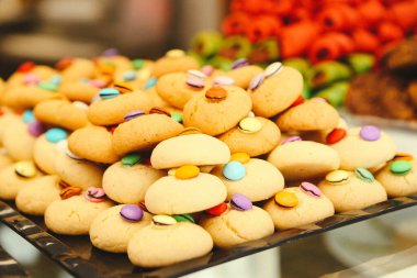 Bir grup çeşit kurabiye. Çikolata parçacıklı, yulaflı, kuru üzümlü, beyaz çikolatalı.