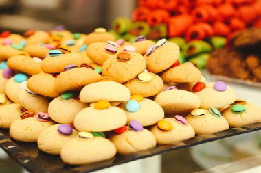 Bir grup çeşit kurabiye. Çikolata parçacıklı, yulaflı, kuru üzümlü, beyaz çikolatalı.