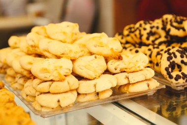 Bir grup çeşit kurabiye. Çikolata parçacıklı, yulaflı, kuru üzümlü, beyaz çikolatalı.