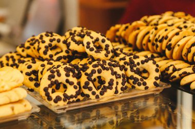 Bir grup çeşit kurabiye. Çikolata parçacıklı, yulaflı, kuru üzümlü, beyaz çikolatalı.