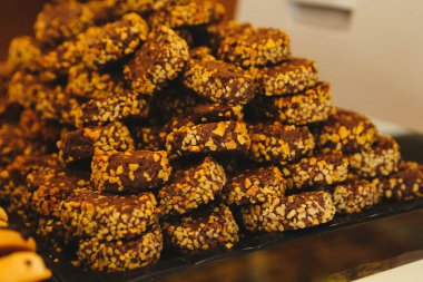 Bir grup çeşit kurabiye. Çikolata parçacıklı, yulaflı, kuru üzümlü, beyaz çikolatalı.