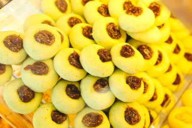 Bir grup çeşit kurabiye. Çikolata parçacıklı, yulaflı, kuru üzümlü, beyaz çikolatalı.