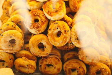 Bir grup çeşit kurabiye. Çikolata parçacıklı, yulaflı, kuru üzümlü, beyaz çikolatalı.