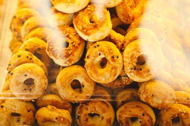 Bir grup çeşit kurabiye. Çikolata parçacıklı, yulaflı, kuru üzümlü, beyaz çikolatalı.