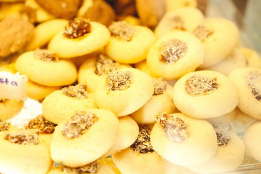 Bir grup çeşit kurabiye. Çikolata parçacıklı, yulaflı, kuru üzümlü, beyaz çikolatalı.