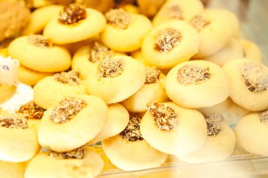 Bir grup çeşit kurabiye. Çikolata parçacıklı, yulaflı, kuru üzümlü, beyaz çikolatalı.