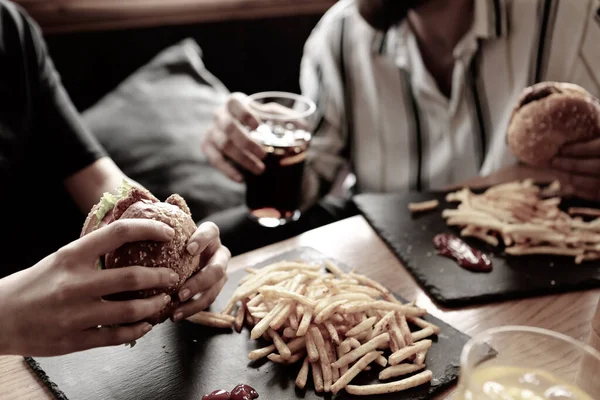 Taze sebzeli ev yapımı hamburger.