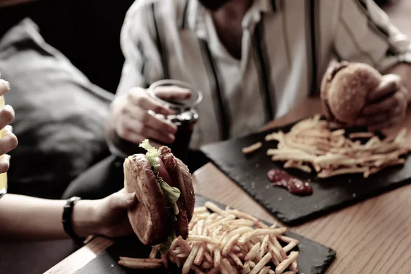 Hamburguesa Casera Con Verduras Frescas — Foto de Stock