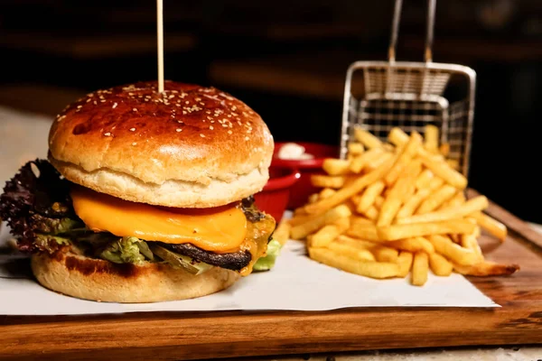 Taze sebzeli ev yapımı hamburger.