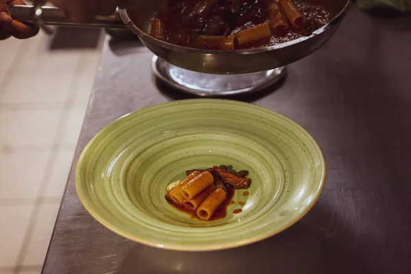 Panela Com Macarrão Fogão Cozinha — Fotografia de Stock