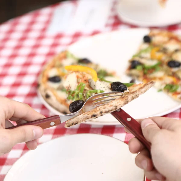 Lezzetli karışık İtalyan pizzası.
