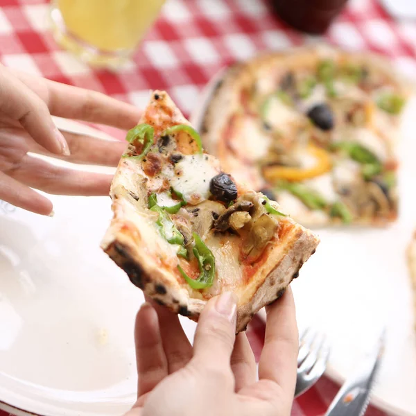 Lezzetli karışık İtalyan pizzası.