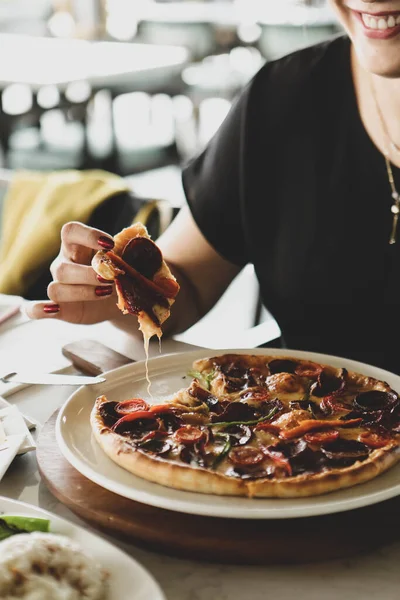Lezzetli karışık İtalyan pizzası.