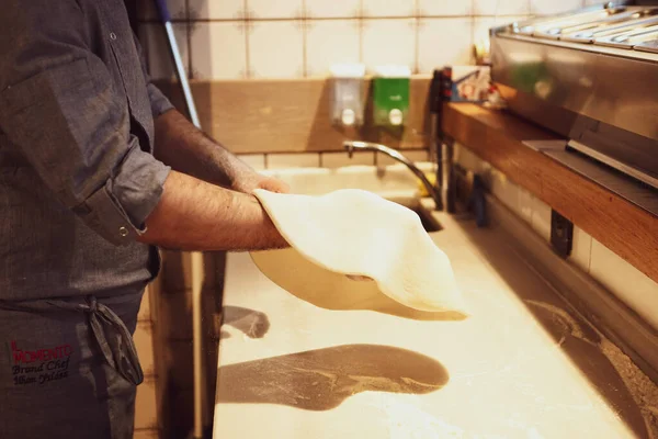 Chef Pizza Colocar Molho Base Uma Cozinha Comercial — Fotografia de Stock
