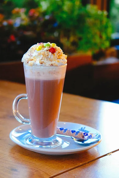 Sütlü buzlu kahve. Buzlu kahve. Elinde bir bardak buzlu kahve tutan kadın..