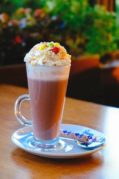 Sütlü buzlu kahve. Buzlu kahve. Elinde bir bardak buzlu kahve tutan kadın..